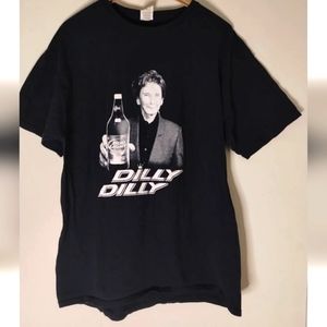 Bud Light Dilly Dilly Graphic Men's Black T Shirt Size XL Man Holding Beer‎